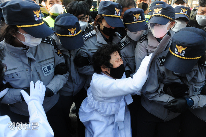 뻔뻔한 눈빛·한맺힌 눈물 전두환씨와 부인 이순자씨가 27일 오후 광주 동구 광주지법에서 재판을 받고 경호원의 보호를 받으며 법원을 빠져나가고 있다(위 사진). 이날 광주지법 앞에는 소복을 입은 ‘오월어머니회’ 회원들이 경찰에 둘러싸여 몸싸움을 벌였다. 전씨는 고 조비오 신부에 대한 사자명예훼손 혐의로 재판에 넘겨졌다. 김창길 기자