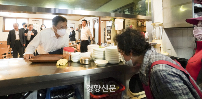 문재인 대통령이 1일 오후 서울 종로구 한 식당에서 점심 식사를 마친 후 음식점 직원들을 격려하고 있다. /청와대제공
