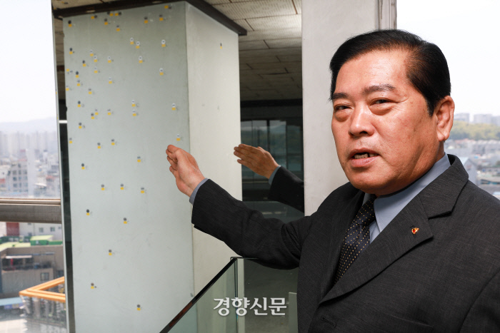 광주 헬기사격 목격자 홍성표씨가 29일 오후 전일빌딩 10층 총탄자국 앞에서  당시상황을 설명하고 있다. 전일빌딩 10층은  5.18 기억관으로 조성되어 있다/우철훈 선임기자