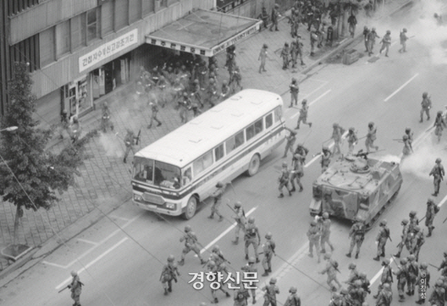 5.18 광주민주화운동 당시, 광주관광호텔 앞에 모여있는 계엄군들. 5.18기념재단