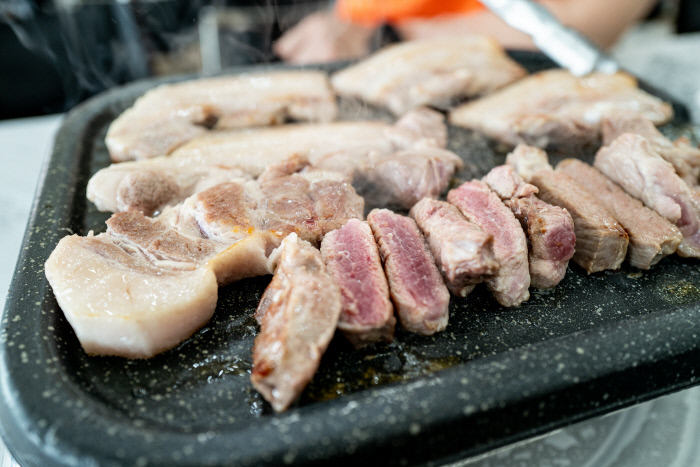 버크셔는 비계의 수분 함량이 적어 쫄깃하다. 돼지고기를 구울 때 표면이 갈색으로 변할 때가 가장 맛있다.