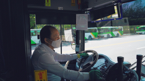 김원중 기사가 지난 8일 518버스의 기점인 광주광역시 상무지구에서 운행을 시작하고 있다. |유명종PD