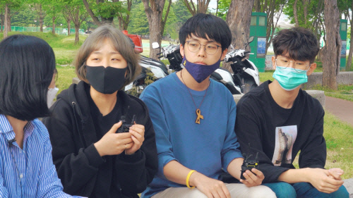 지난 8일 광주전남 5·18연합동아리 ‘오월빛’의 박승인씨와 박찬우씨, 김대현씨가 전남대학교 정문 앞에서 5·18 민주화운동에 대한 이야기를 하고 있다. |유명종 PD