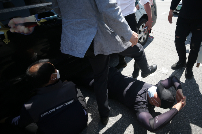 6일 오후 광주 서구 5·18기념재단 인근 도로에서 5·18단체 관계자들이 “5·18유공자에 가짜가 있다”고 주장하며 행진을 하던 극우단체에 항의하고 있다. 연합뉴스