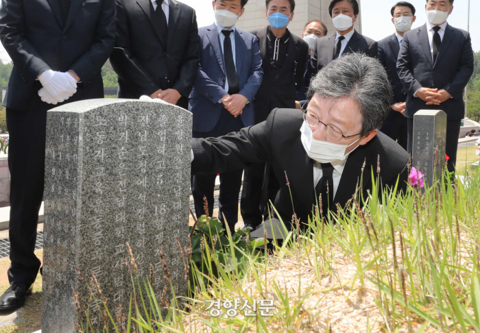 유승민 미래통합당 의원이 5·18민주화운동 40주년을 하루 앞둔 17일 광주 망월동 국립5·18민주묘지를 찾아 윤상원 열사의 묘비를 만져보고 있다. 강윤중 기자