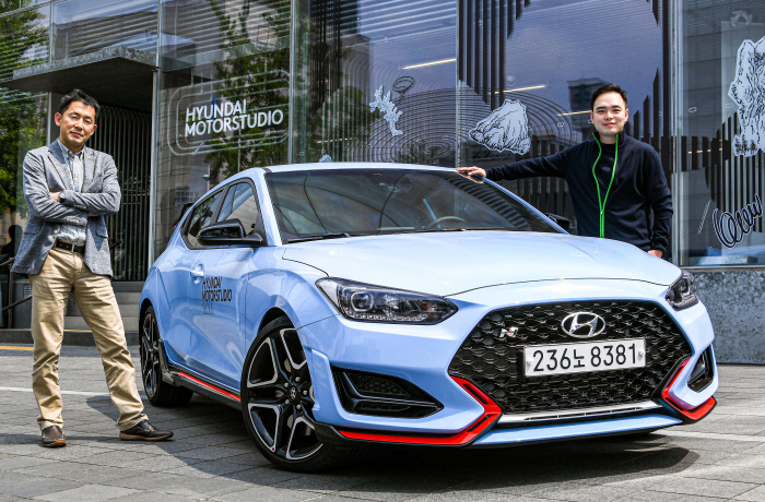 현대차 연구개발본부 김동균(왼쪽)·장영일 책임연구원이 벨로스터 N DCT 모델을 배경으로 사진 촬영을 하고 있다. 현대차 제공