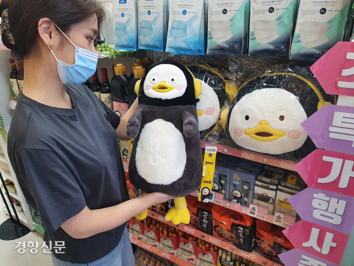 편의점GS25에서 판매 중인 펭수인형. 편의점에서 평소 찾아보기 힘든 고가 제품임에도 불구하고 전주 대비 매출이 386.4% 올랐다. GS리테일 제공