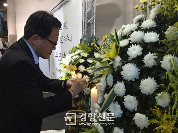 김관홍 잠수사 추모제에서 분향하는 박주민 의원. 이유진 기자