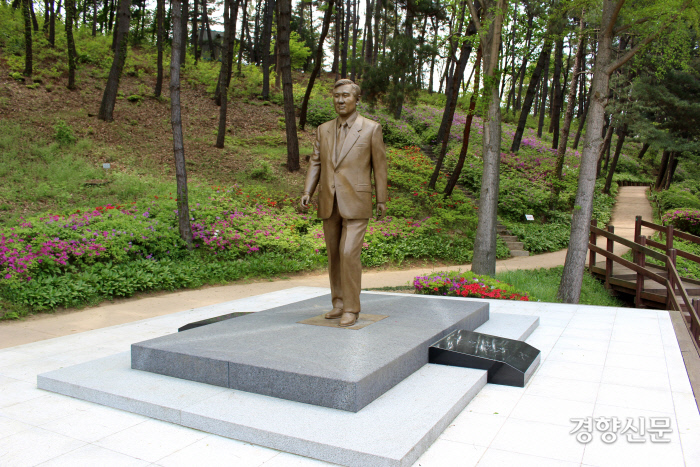 옛 대통령 별장인 충북 청주시 상당구 문의면 청남대에 설치된 노태우 전 대통령의 동상. 청남대 제공