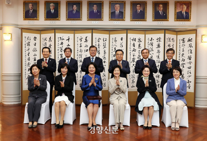 문재인 대통령 내외와 5부 요인 부부 등 12명이 지난 21일 국회의장 공관에서 만찬을 가졌다. 사진 국회 제공