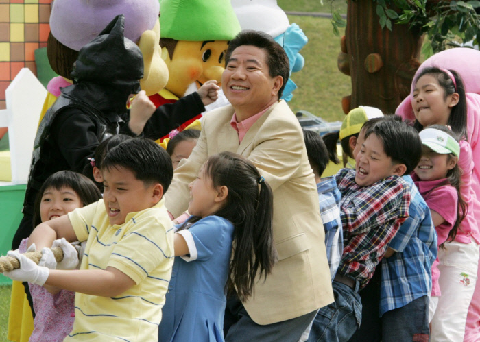 2005년 어린이날 초청 행사에서 어린이들과 줄다리기를 하며 즐거워하는 노무현 대통령. 사진 노무현재단 온라인 추모전시회 ‘인간적인, 너무나 인간적인’