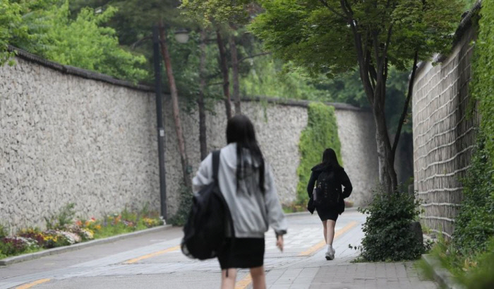 오는 27일 부터 고2와 중3, 초등학교 1∼2학년, 유치원생들이 등교를 시작해 학부모들의 우려가 커지고 있다. 학교에 등교하는 고3학생 모습. 연합뉴스