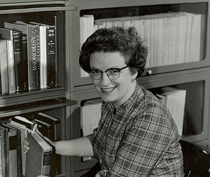 1960년대 자신의 NASA 사무실에서 연구 중인 낸시 그레이스 로먼 박사. NASA 제공