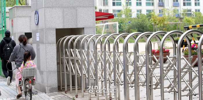 코로나19 확진 어린이가 나온 서울 강서구의 한 유치원이 폐쇄된 가운데 인근 돌봄교실 학교인 공진초등학교도 폐쇄되어 있다. |김기남 기자 kknphoto@kyunghyang.com