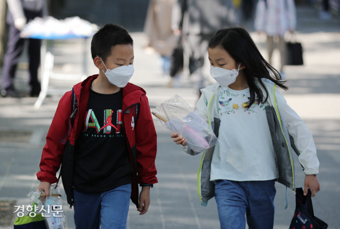 고등학교 2학년과 중학교 3학년, 초등학교 1∼2학년, 유치원생들이 등교 수업을 시작한 27일 오전 서울 송파구 세륜초등학교에서 학생들이 학교 앞에서 나눠준 위생용품 꾸러미를 보며 등교하고 있다. / 권도현 기자