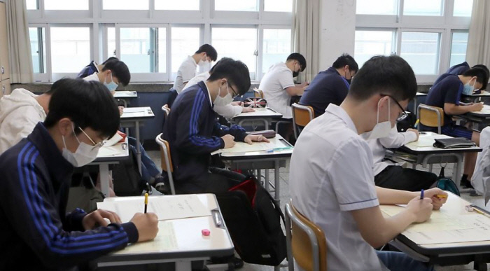 대구 수성구 오성고등학교에서 3학년 학생 1명이 코로나19 양성판정을 받아 추가 감염 우려가 커지고 있다. 고등학교 3학년 학생들이 대학수학능력시험 모의평가인 전국연합학력평가를 치르고 있는 모습.  연합뉴스