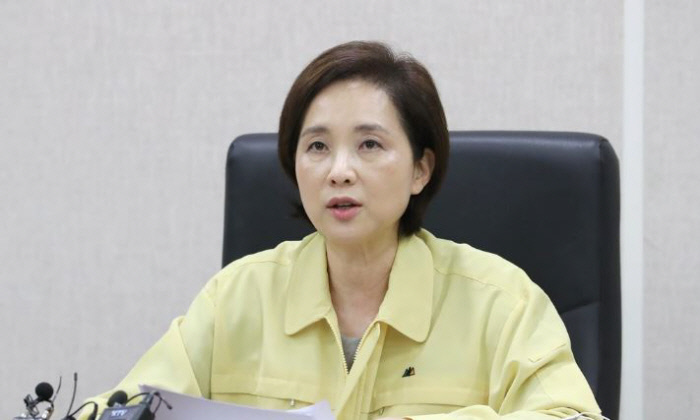 유은혜 사회부총리 겸 교육부 장관이 27일 세종시 정부세종청사에서 5개 시도교육청 부교육감들과 영상으로 열린 등교수업지원 상황점검 회의에서 발언하고 있는 모습. 연합뉴스