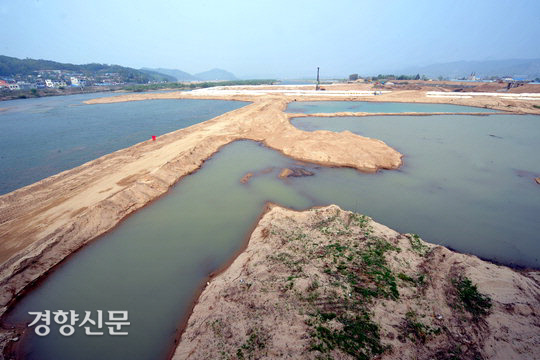 4대강사업으로 파괴된 구담습지의 모습. 김세구 선임기자