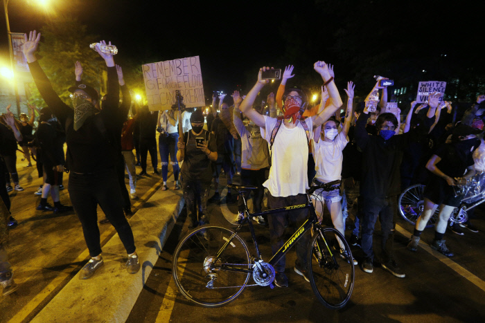 미국 버지니아주 리치먼드 도심에서 30일(현지시간) 조지 플로이드 사망 사건에 항의하는 시위대가 팻말을 들고 시위를 벌이고 있다. 리치먼드｜AP연합뉴스