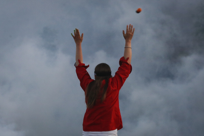 미국 미네소타주 미니애폴리스에서 30일(현지시간) ‘조지 플로이드 사망 항의 시위’에 참가한 시위자가 최루탄이 터진 현장에서 두 손을 들어올리고 있다. 미니애폴리스｜AP연합뉴스