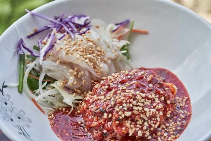 이웃한 양식장에서 바로 받아 오기에 단맛이 가득한 광어회를 얹은 광어회국수.