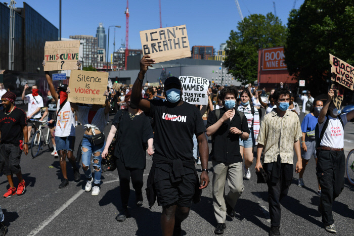 31일(현지시간) 영국 런던 주영국 미 대사관 앞에서 ‘조지 플로이드 사망 사건’에 항의하는 시위가 열리고 있다. 미국 전역에서 비무장 흑인 조지 플로이드가 백인 경찰의 가혹행위로 숨진 사건에 항의하는 시위가 이어지고 있는 가운데, 런던과 베를린 등에서 연대시위가 열렸다. 런던｜AFP연합뉴스