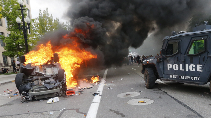 30일(현지시간) 미국 유타주 솔트레이크시티에서 흑인 남성 조지 플로이드의 사망에 항의하는 시위대의 방화로 경찰차가 불타고 있다.  솔트레이크시티 | AP연합뉴스