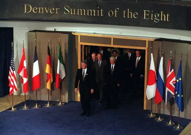 1997년 7월 미국 콜로라도주 덴버에서 열린 주요7개국(G7) 정상회의에 처음 참석한 보리스 옐친 러시아 대통령(앞줄 오른쪽)이 빌 클린턴 미국 대통령의 뒤를 따라 회의장에 들어서고 있다. 러시아는 이듬해부터 이 그룹의 멤버가 됐고 G7은 G8로 확대됐다. 덴버포스트