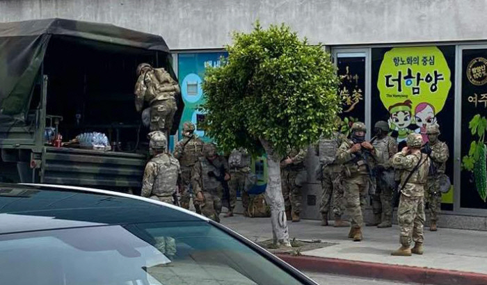 미국 로스앤젤레스(LA) 주 방위군이 지난 1일(현지시간) 한인타운의 치안 유지와 시위대의 한인 상점 약탈 등을 막기 위해 군 병력을 전격 투입하기로 결정했다고 LA 총영사관과 한인회가 이날 소식을 전했다.  연합뉴스