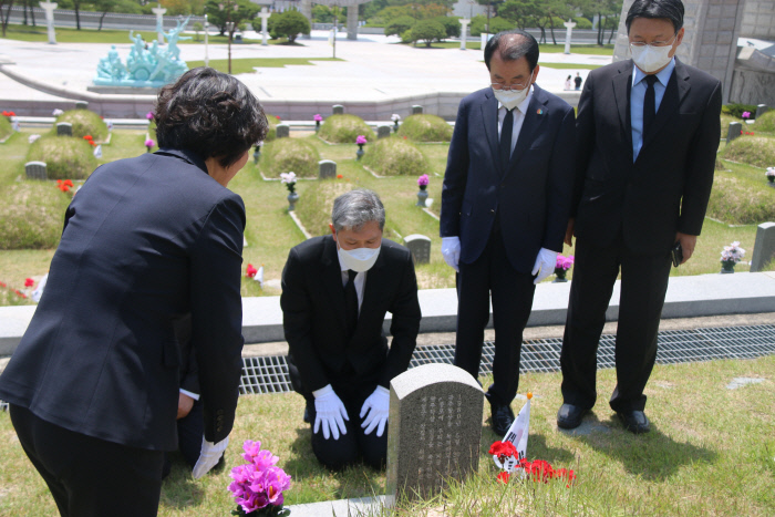 전직 대통령 노태우씨의 아들 재헌씨가 지난달 29일 광주 북구 운정동 국립5·18민주묘지를 찾아 참배하고 있다. 국립5·18민주묘지 제공