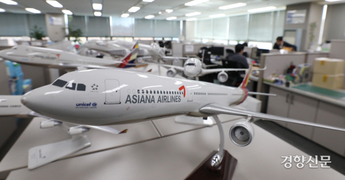 서울 강서구 아시아나항공 본사에서 직원들이 업무를 보고 있다. / 권도현 기자