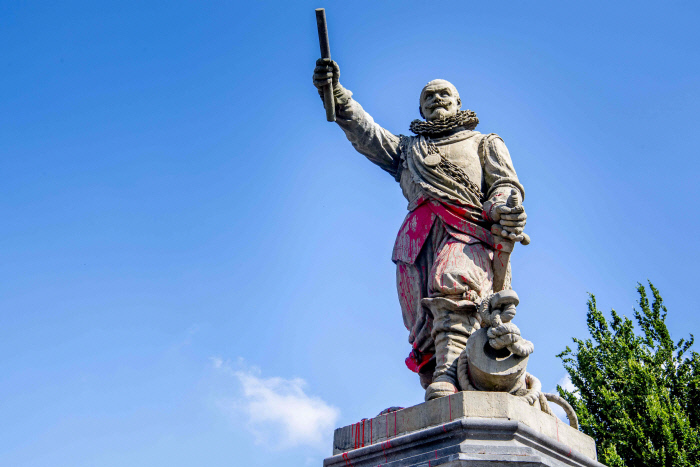 지난 12일(현지시간) 네덜란드 로테르담에 있는 해군 장성 핏 헤인의 조각상에 붉은색 페인트가 뿌려져 있다. 로테르담｜AFP연합뉴스
