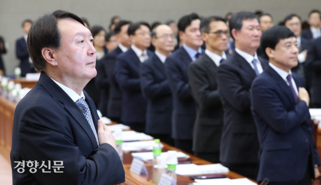 윤석열 검찰총장이 지난 2월10일 서울 서초구 대검찰청에서 열린 전국 지검장 및 선거담당 부장검사 회의에 참석해   국민의례를 하고 있다.   이상훈 선임기자