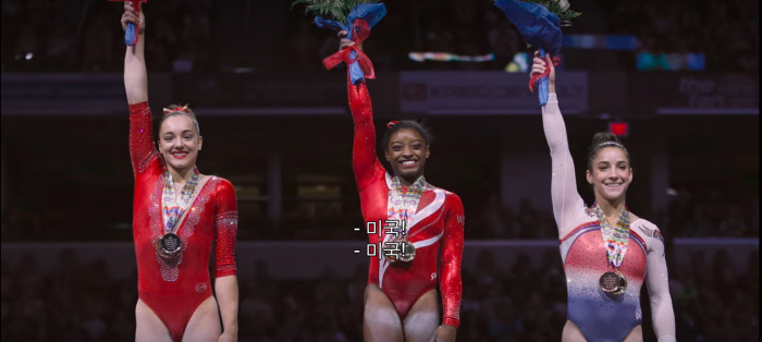 넷플릭스 다큐멘터리 영화 <우리는 영원히 어리지 않다>의 한 장면. 넷플릭스 예고편 캡처.