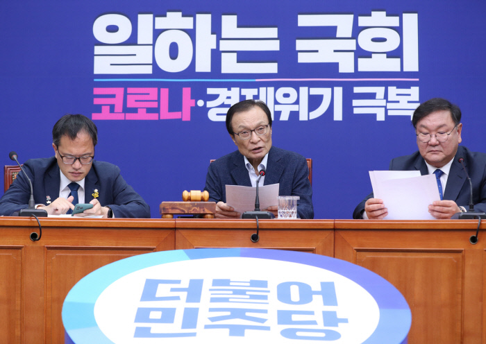 더불어민주당 이해찬 대표가 22일 오전 서울 여의도 국회에서 열린 최고위원회의에서 발언하고 있다. | 연합뉴스