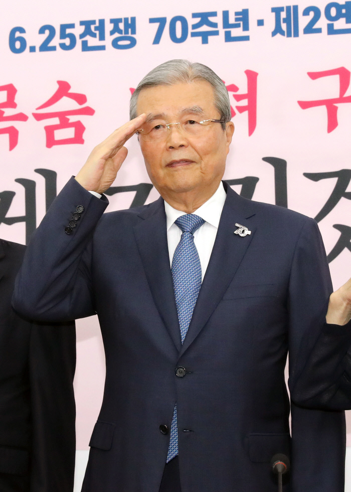 미래통합당 김종인 비상대책위원장이 22일 오전 서울 여의도 국회에서 열린 비상대책위원회의에 앞서 류연갑 대한민국 6·25 참전유공자회 기념사업국장, 박옥선 대한민국 6·25 참전유공자회 서울지부 종로구지회장에게 호국영웅 배지를 수여한 뒤 거수경례하고 있다. 연합뉴스