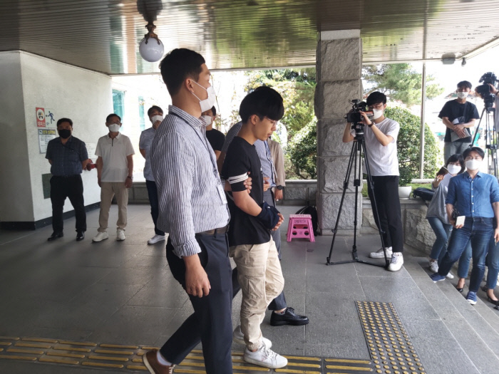 텔레그램 ‘n번방’ 운영자 ‘갓갓’ 문형욱(24)의 공범 안승진(25·구속)이 23일 검찰 송치를 위해 안동경찰서 앞에 모습을 드러냈다.｜독자 제공