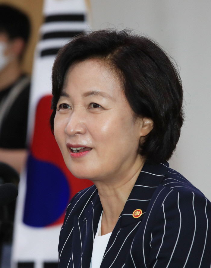 추미애 법무부 장관이 25일 오후 서울 여의도 국회 의원회관에서 민주연구원 주최로 열린 슬기로운 의원생활 행사에서 강연하고 있다. /연합뉴스