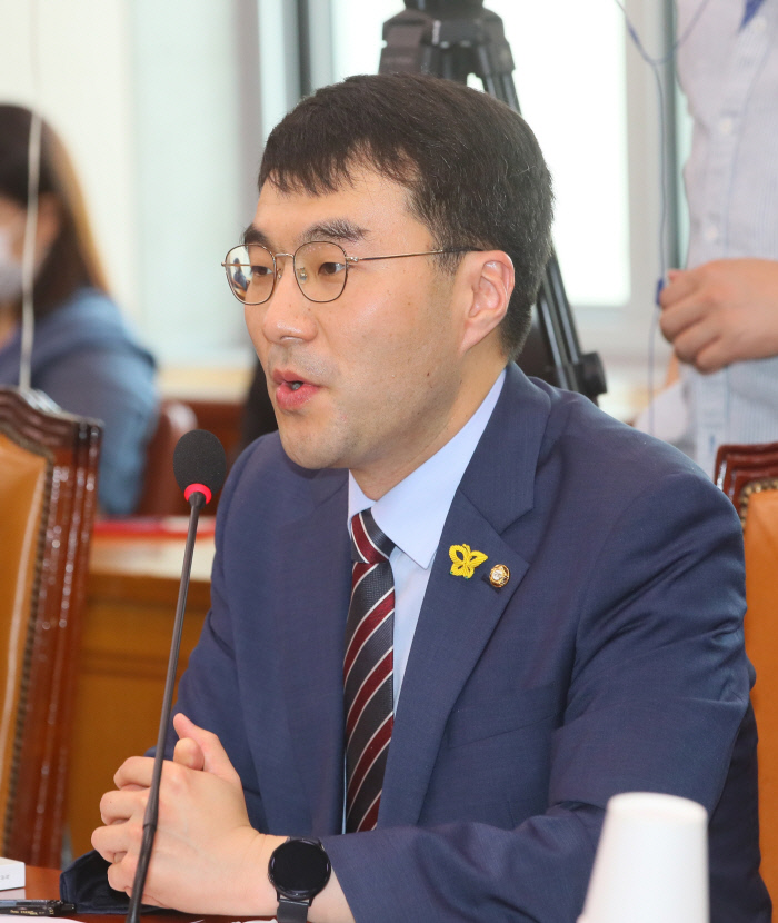 더불어민주당 김남국 의원이 지난 16일 국회 법제사법위원회 첫 전체회의에서 발언하고 있다. /연합뉴스