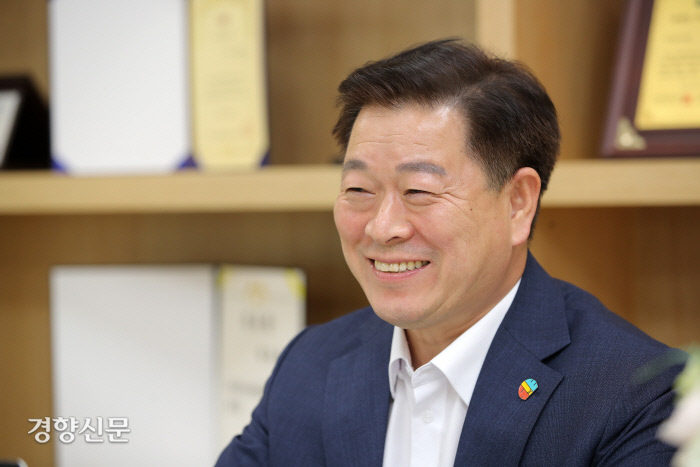 박승원 광명시장이 23일 오후 경기 광명시청 집무실에서 주간경향과 인터뷰를 하고 있다. / 권도현 기자