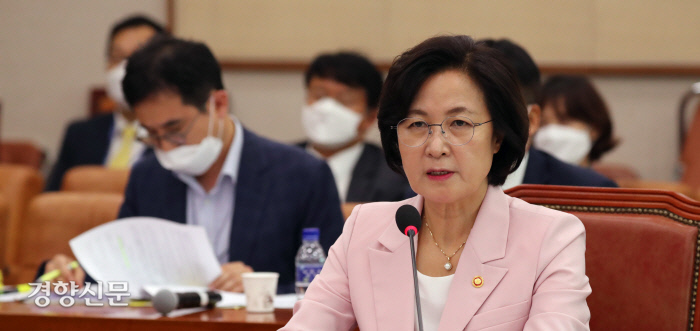 추미애 법무부 장관이 1일 국회 법제사법위원회 전체회의에 출석해 의원들의 질문에 답하고 있다. 김영민 기자 viola@kyunghyang.com