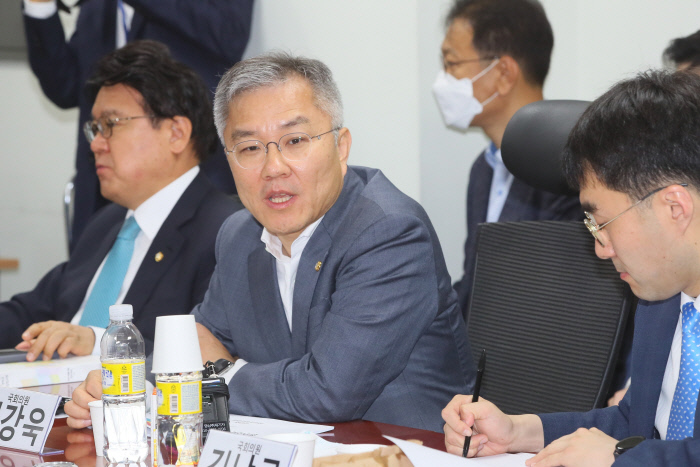 열린민주당 최강욱 대표가 2일 국회 의원회관에서 민주사법개혁 의원모임, 민주연구원 주최로 열린 ‘민주사법개혁 연속세미나, 검찰개혁 입법과제’에서 검찰개혁과 관련해 발언하고 있다. /연합뉴스