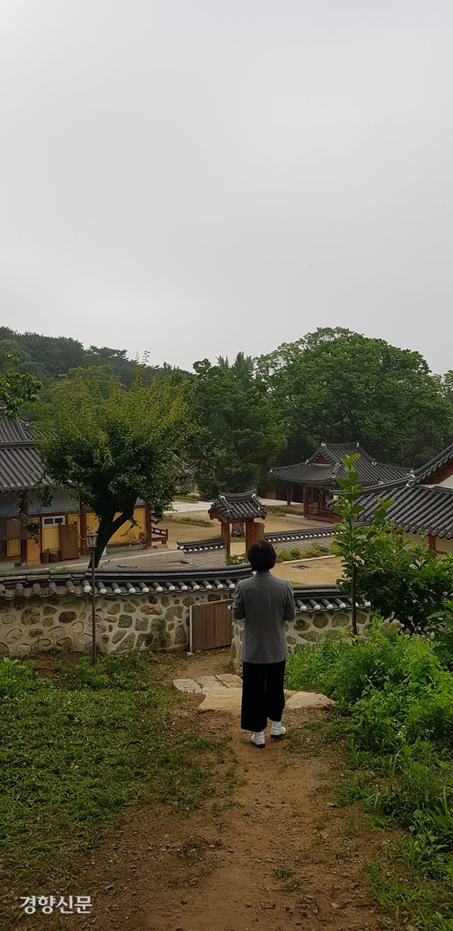 추미애 법무부 장관이 8일 자신의 페이스북을 통해 한 산사를 방문한 사진을 올렸다|페이스북