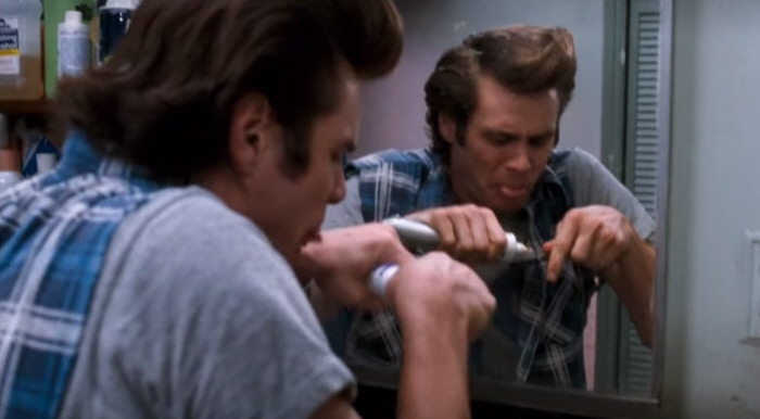 <디스클로저>는 트랜스 여성과의 키스를 알아차린 뒤 구토를 하고 유난스럽게 양치를 하는 장면을 ‘코믹’하게 그린 영화 <에이스벤츄라> 등을 인용하며 “할리우드는 트렌스젠더를 보면 토해야 한다고 가르친다”고 말한다. 넷플릭스 제공