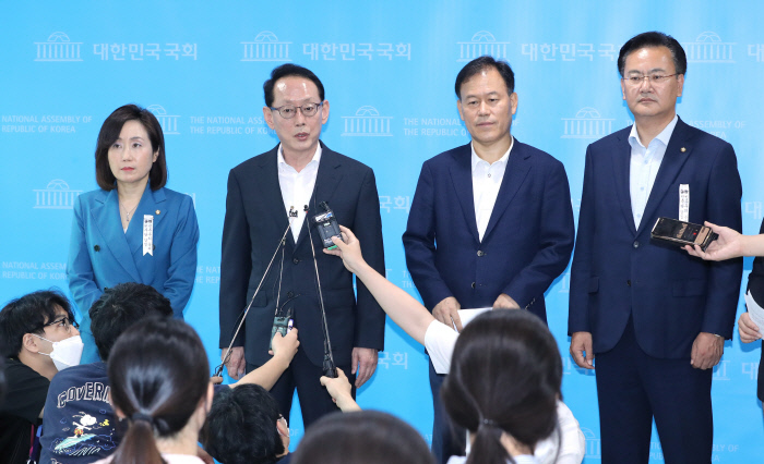 미래통합당 김도읍 의원 등 법제사법위원회 위원들이 8일 오후 국회 소통관에서 법사위 개회 및 윤석열 검찰총장 출석 요청 기자회견을 마친 후 질의응답 하고 있다.  연합뉴스