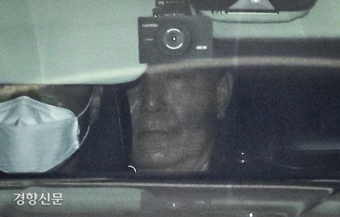 윤석열 검찰총장이 9일 낮 서울 서초구 대검찰청 청사를 빠져나가고 있다. 이준헌 기자 wedont@kyunghyang.com