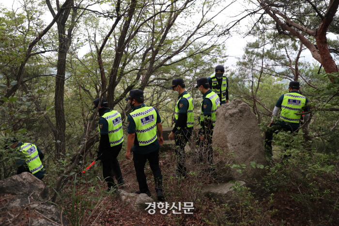 수색중인 경찰 / 이상훈 선임기자