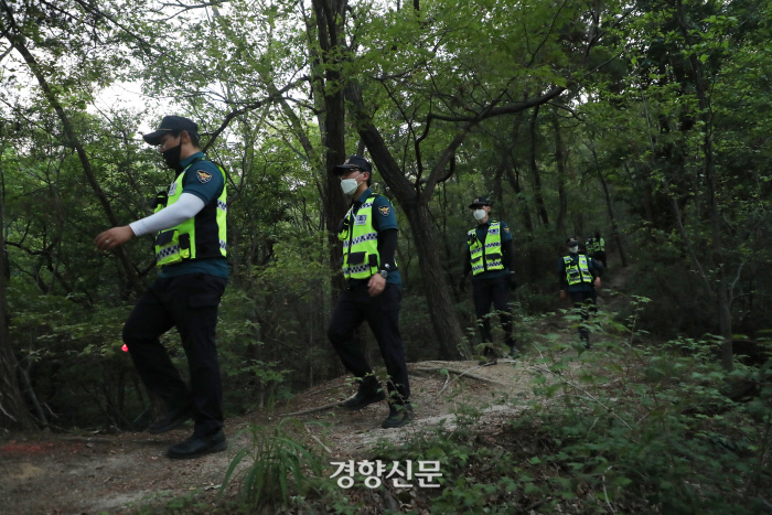 수색중인 경찰. /이상훈 선임기자