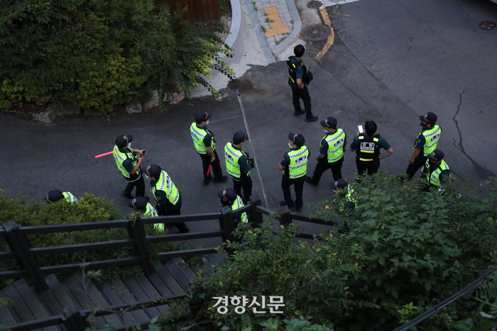수색중인 경찰. / 이상훈 선임기자