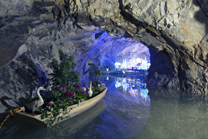 일제강점기 당시 광산으로 쓰이다 폐쇄된 후 관광지로 개발된 충북 충주 ‘활옥동굴’을 찾은 관광객들이 동굴 내부를 둘러보고 있다(왼쪽 사진). 동굴 안에는 물도 차 있고 다양한 조형물이 탐방객을 맞는다.   충주시 제공